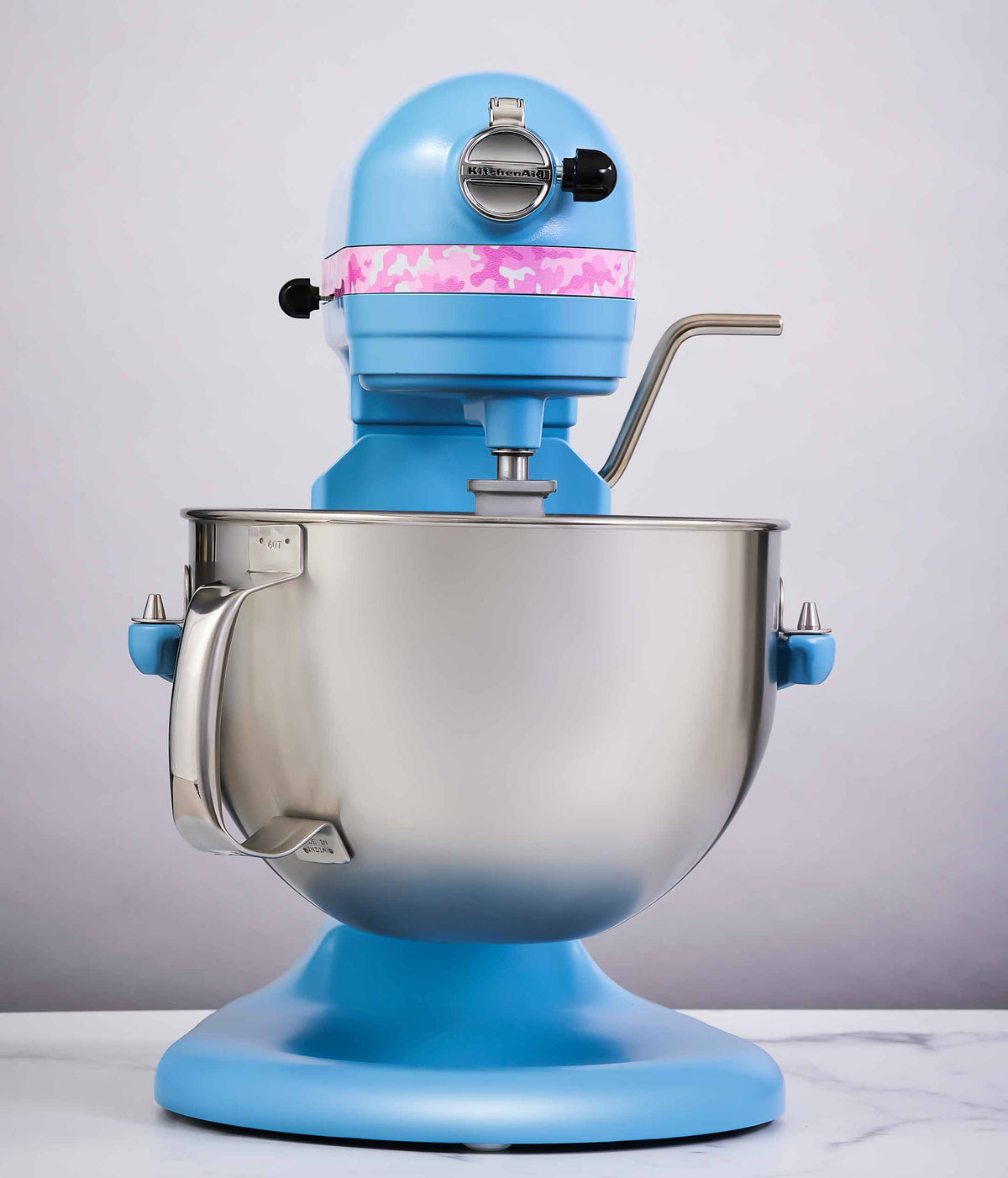Premium AI Image  A blue kitchenaid mixer with a pink stand mixer